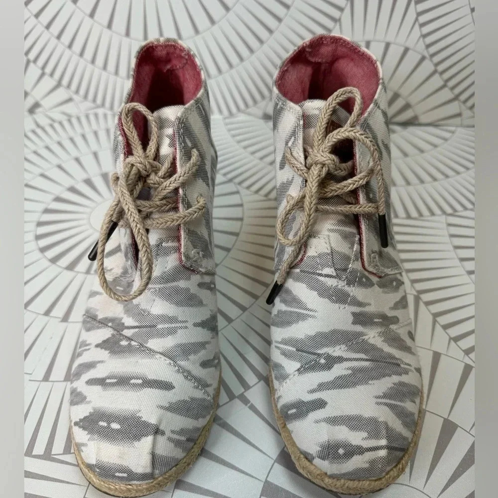 Toms‎ Desert Ankle Boots Chukka Womans Size 7.5 canvas Wedge Heels